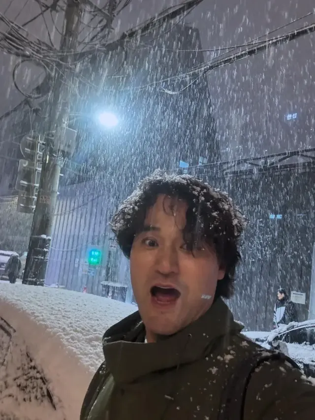 폭설이 내리는 밤, 두터운 카키색 파카를 입고 밝은 표정으로 첫눈을 만끽하는 박찬호의 모습이다. /사진=박찬호 인스타그램