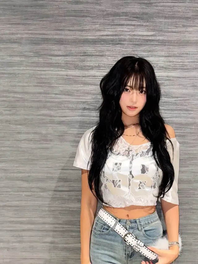 옐이 선보인 레이스 크롭탑과 데님 쇼츠로 완성한 청량하고 시크한 여름 스타일링. /사진=옐 인스타그램