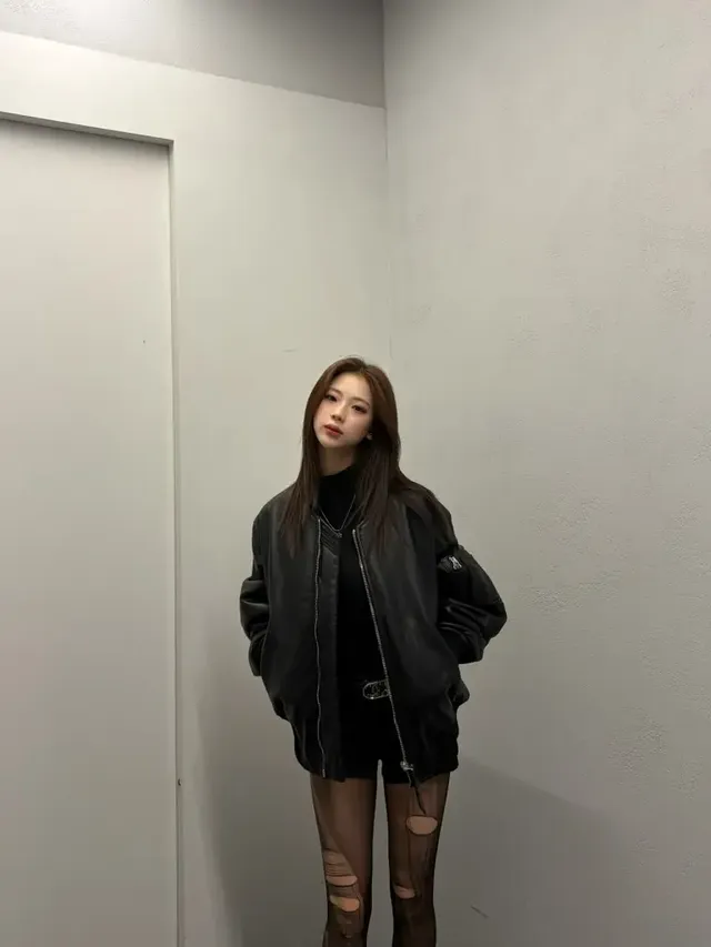 루카가 차가운 복도에서 포즈를 취하며 오버사이즈 점퍼와 구멍난 스타킹으로 시크한 스트리트 무드를 연출하고 있다. /사진=BABYMONSTER 인스타그램