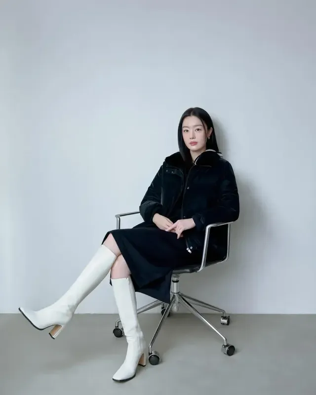 블랙 패딩과 터틀넥의 조화로 시크하면서도 따뜻한 겨울 룩을 연출하며 도시적인 무드를 강조하는 한선화. /사진=한선화 인스타그램