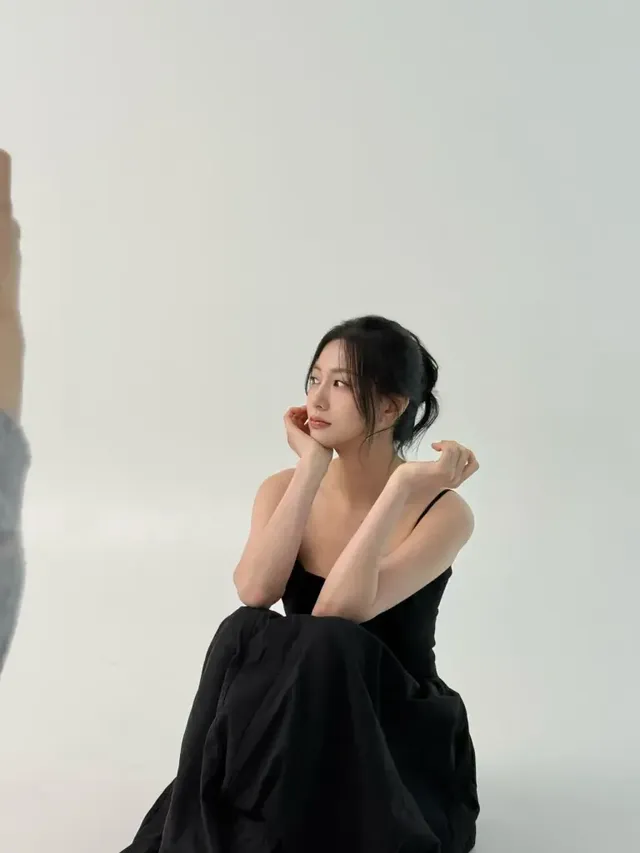  얇은 스트랩과 매트한 질감의 블랙 드레스가 오하영의 직각 어깨 라인과 우아한 실루엣을 강조한다. /사진=오하영 인스타그램