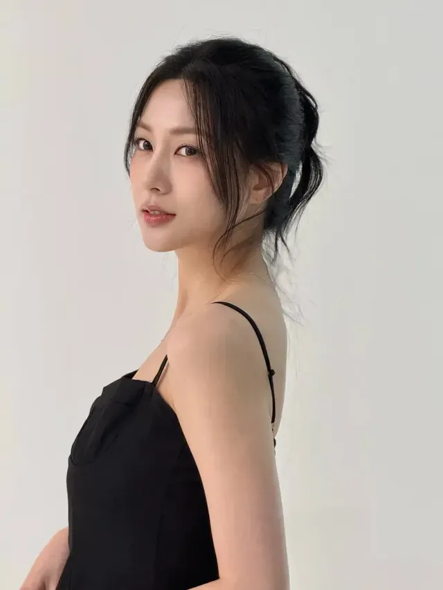 새하얀 배경 속에서 미니멀 블랙 드레스를 입은 오하영이 고요하면서도 강렬한 존재감을 드러낸다. /사진=오하영 인스타그램