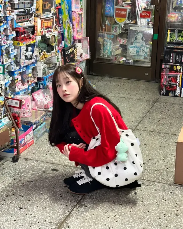 /사진=휠라, 츄와 함께 ‘레드 가디건’ 패션 캠페인 전개