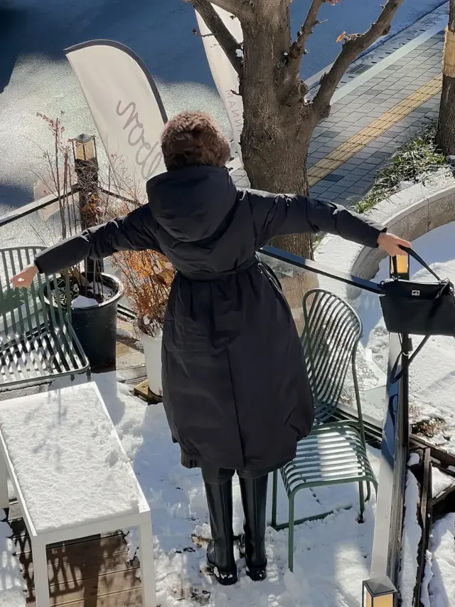  채정안이 허리선을 강조한 롱패딩과 시크한 블랙 롱부츠로 길고 유연한 실루엣을 연출하며 모던한 매력을 발산하고 있다. /사진=채정안 인스타그램