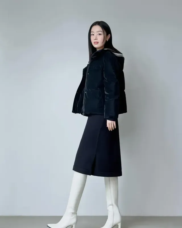 풍성한 퍼 디테일의 화이트 롱다운 코트와 롱부츠로 완벽한 비율과 우아함을 자랑하는 한선화. /사진=한선화 인스타그램