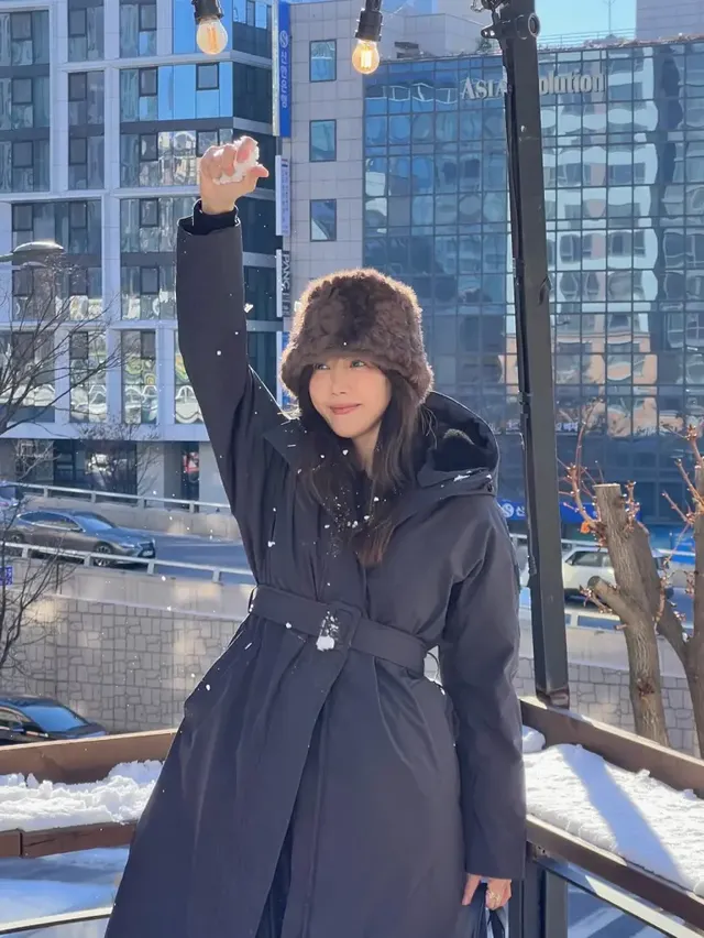 눈 내린 고요한 풍경 속에서 채정안이 벨티드 블랙 롱패딩과 퍼 버킷햇으로 따뜻하고 우아한 겨울룩을 완성했다. /사진=채정안 인스타그램