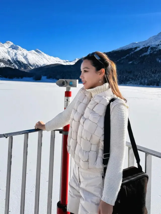 따뜻한 터틀넥 니트와 쇼트 패딩 팬츠로 완성한 김희정의 스타일리시한 겨울 코디. /사진=김희정 인스타그램