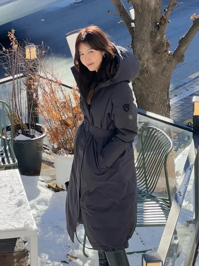 풍성한 브라운 퍼 버킷햇과 블랙 롱부츠로 스타일과 보온성을 동시에 잡은 채정안의 감각적인 겨울 패션이다. /사진=채정안 인스타그램