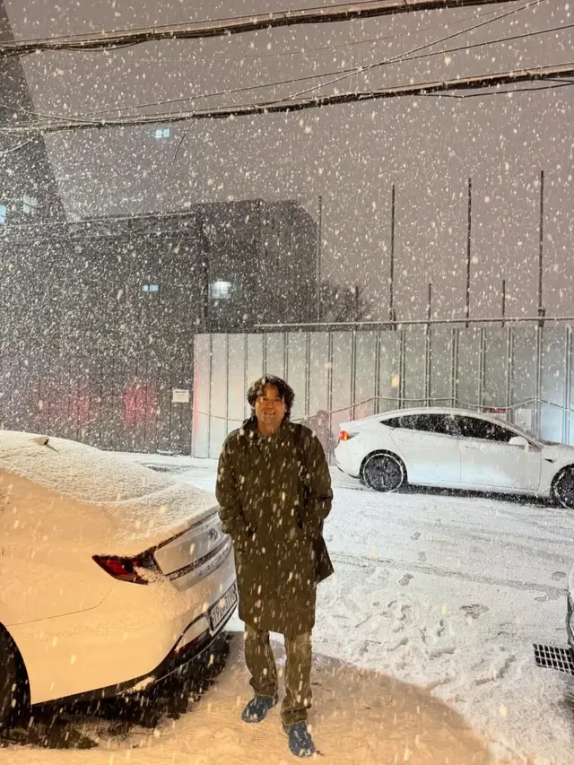 [캡션2] 머리카락에 쌓인 눈을 아랑곳하지 않고, 당시의 폭설과 교통체증 상황을 유쾌하게 전하는 박찬호의 모습이다. /사진=박찬호 인스타그램[[IMG2]]