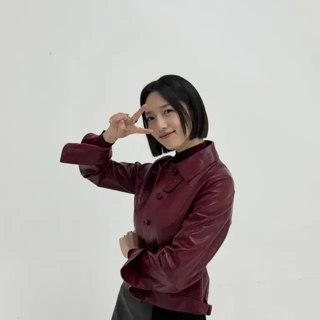 표예진이 버건디 레더 재킷과 블랙 터틀넥으로 시크한 겨울 스타일을 선보이고 있다. /사진=표예진 인스타그램