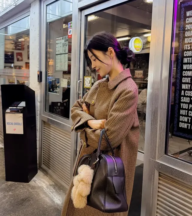 [캡션2] 백 프린팅이 돋보이는 크림 니트로 캐주얼하면서도 따뜻한 실내 룩을 완성한 한지혜의 모습. /사진=한지혜 인스타그램