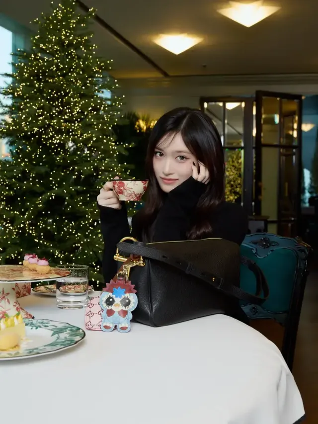 이서가 크리스마스 트리 조명 아래 블랙 니트와 미니스커트로 완성한 고요하고 우아한 겨울 룩을 선보이고 있다. /사진=이서 인스타그램