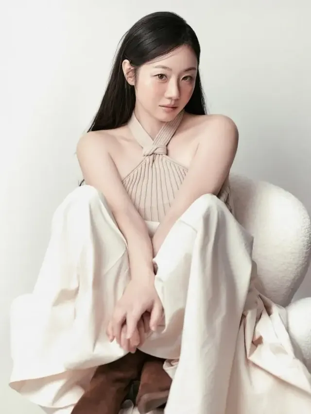 절제된 실루엣 속에서 니트가 허리 라인을 슬림하게 강조하며 시크하고 세련된 스타일을 완성하고 있다. /사진=이시원 인스타그램