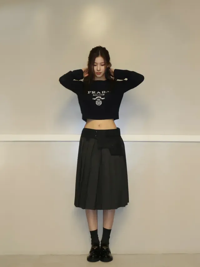 /사진=사나, 프라다 크롭 니트로 완성한 겨울 미니멀 무드