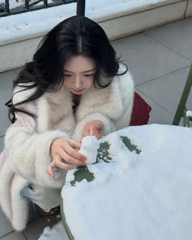 눈 내린 테라스에서 아이보리 퍼 코트를 입고 포즈를 취하는 유나의 우아한 모습. /사진=유나 인스타그램