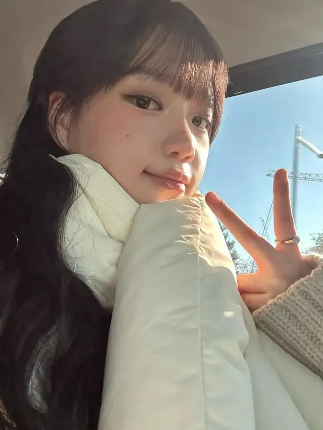 패딩 머플러의 부드러운 볼륨감과 조유리의 글로시 메이크업이 어우러져 맑고 깨끗한 이미지를 강조한다. /사진=조유리 인스타그램