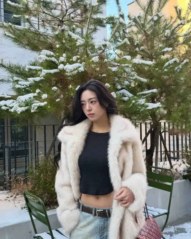 따뜻하고 스타일리시한 아이보리 퍼 코트와 버건디 퀼팅백으로 포인트를 준 유나의 겨울 코디. /사진=유나 인스타그램