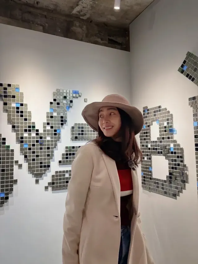 서효림이 페도라와 하드웨어 백을 매치하여 갤러리룩에 아티스틱한 무드를 더하고 있다. /사진=서효림 인스타그램