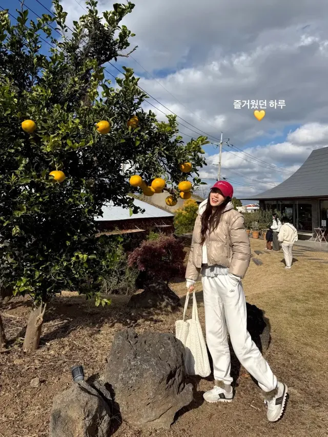 따스한 햇살 아래, 귤을 들고 편안한 웃음을 짓는 박한별의 여유로운 한때가 엿보인다. /사진=박한별 인스타그램 