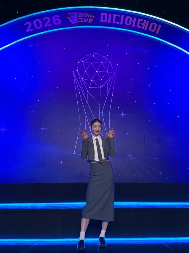 차분하면서도 강렬한 인상을 남긴 시은미의 그레이 크롭 재킷과 롱스커트 포멀룩. /사진=시은미 인스타그램