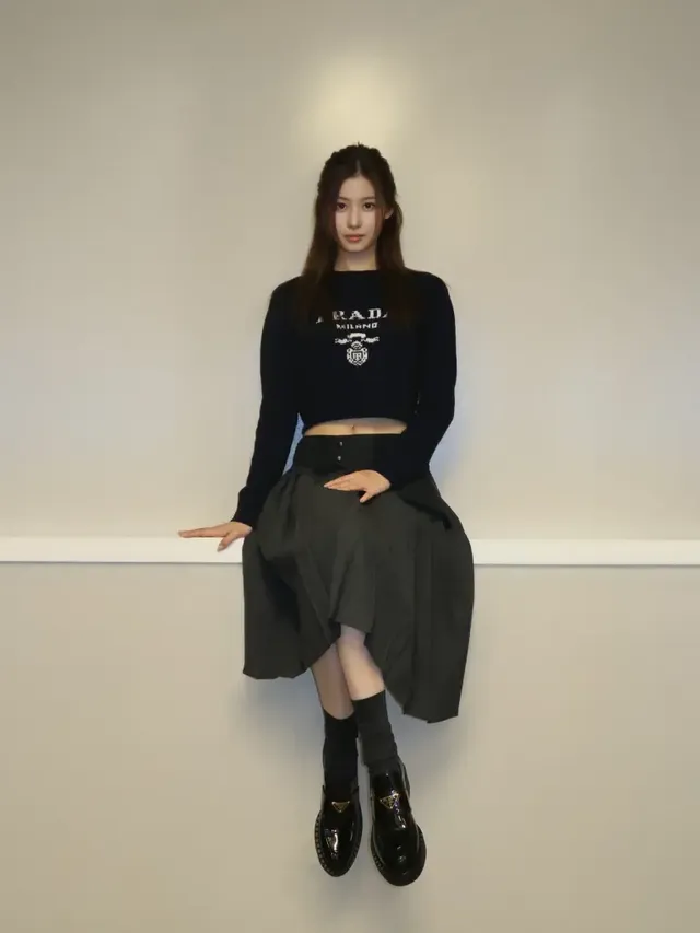 /사진=사나, 프라다 크롭 니트로 완성한 겨울 미니멀 무드