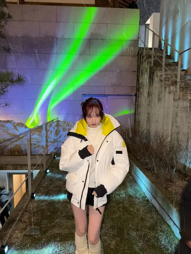 볼륨감 있는 화이트 패딩과 블랙 쇼츠로 겨울 패션의 정석을 보여주는 리즈. /사진=리즈 인스타그램