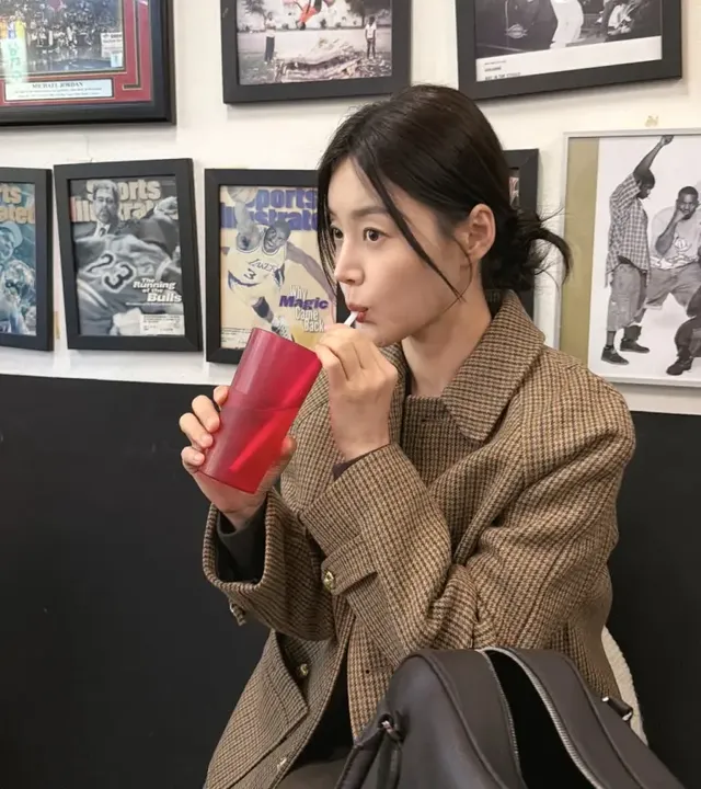 도시의 네온 불빛 아래, 체크 코트와 가죽 토트백으로 깊이 있는 겨울 스타일을 선보이는 한지혜. /사진=한지혜 인스타그램 