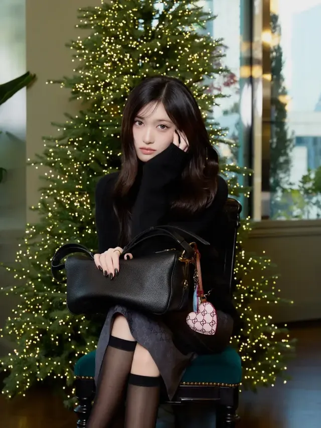 차분한 블랙 니트와 미니백, 시스루 니 하이 삭스로 연말 분위기를 완벽하게 표현한 이서의 홀리데이 스타일링이다. /사진=이서 인스타그램