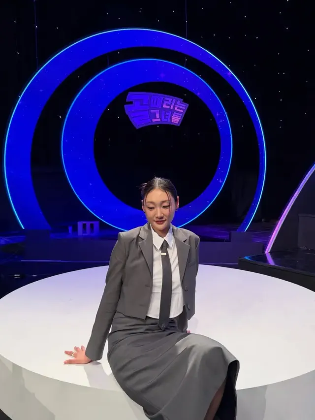 미디어데이 무대 중앙에서 마이크를 든 시은미의 모습은 그레이 수트와 어우러져 더욱 빛난다. /사진=시은미 인스타그램