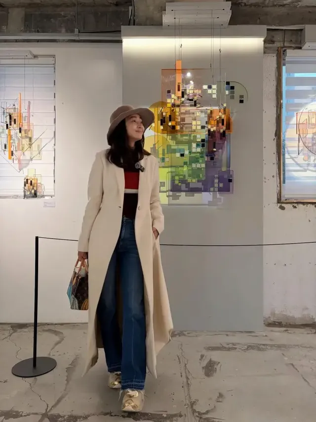 서효림이 더플코트 디테일의 아이보리 롱코트로 포근하면서도 우아한 겨울 룩을 선보이고 있다. /사진=서효림 인스타그램