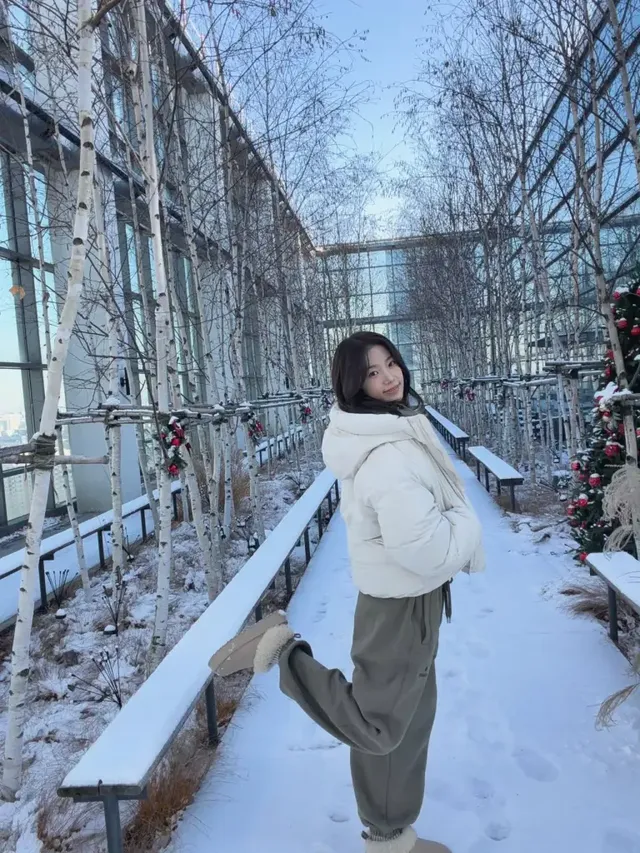 카즈하가 눈 쌓인 겨울 풍경 속에서 화이트 패딩과 카키 조거팬츠로 완성한 캐주얼한 겨울 데일리룩을 선보인다. /사진=카즈하 인스타그램