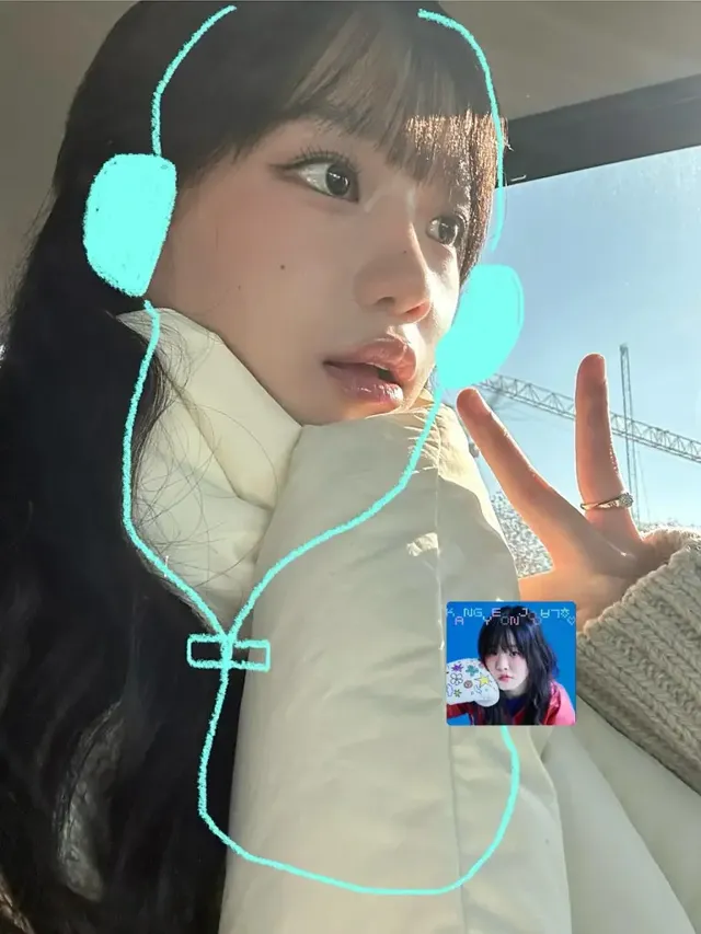 포근한 니트와 미니멀한 골드 링이 겨울 스타일링에 섬세하고 세련된 디테일을 더하는 모습이다. /사진=조유리 인스타그램