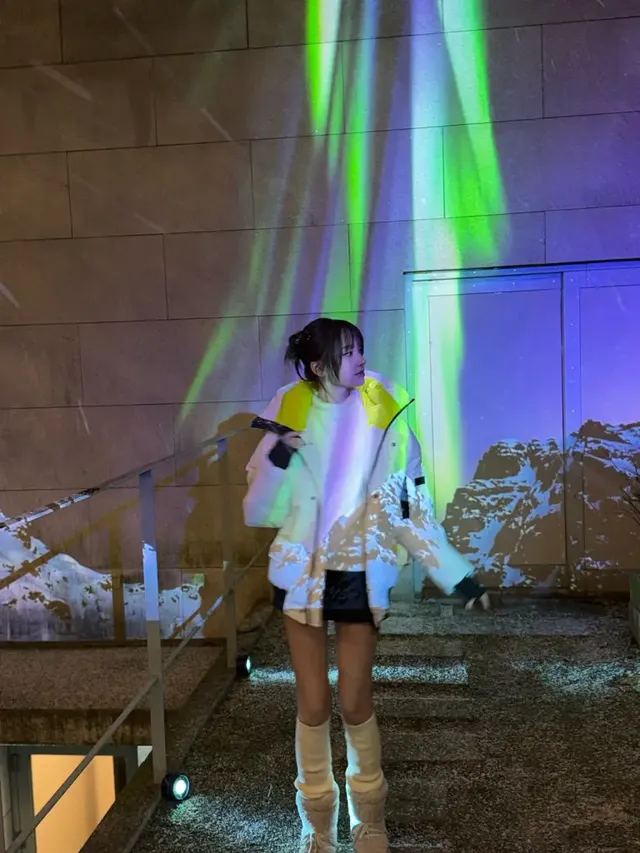 오로라 조명 아래 캐나다구스 화이트 파카를 입고 서 있는 리즈의 모습. /사진=리즈 인스타그램