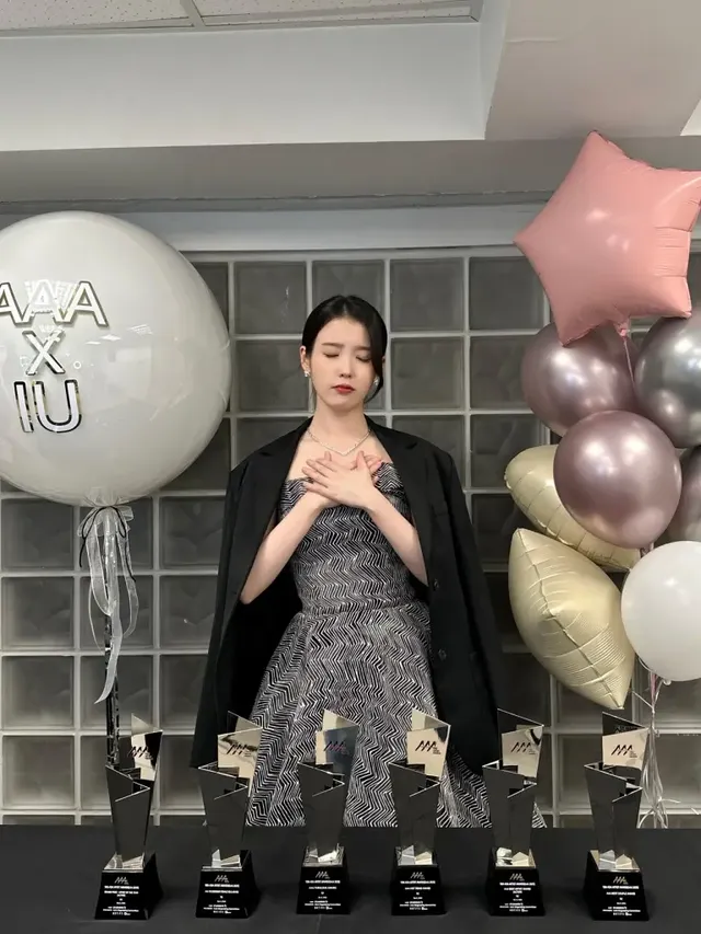 /사진=아이유, AAA 2025서 블랙 드레스로 ‘절제된 존재감’ 과시