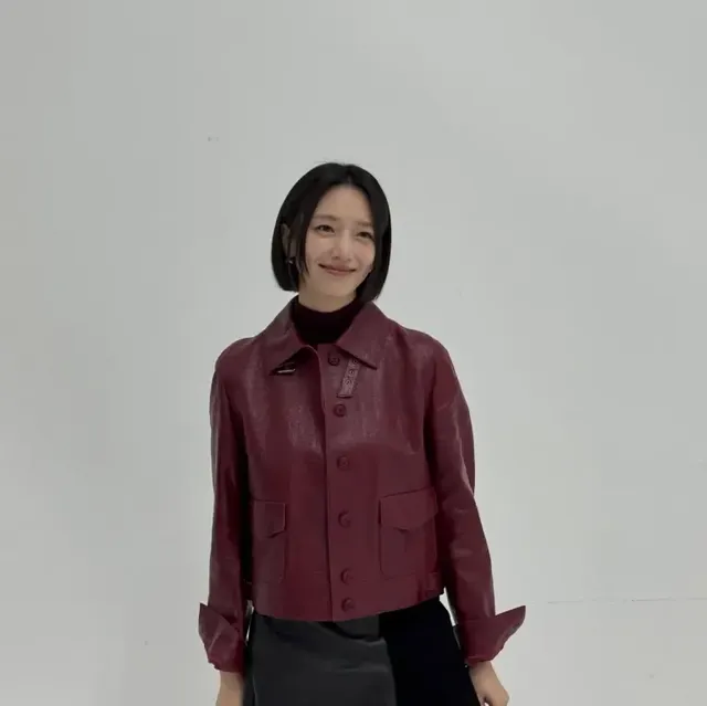 매혹적인 버건디 컬러의 레더 재킷을 중심으로 한 표예진의 도회적인 패션 센스가 돋보인다. /사진=표예진 인스타그램