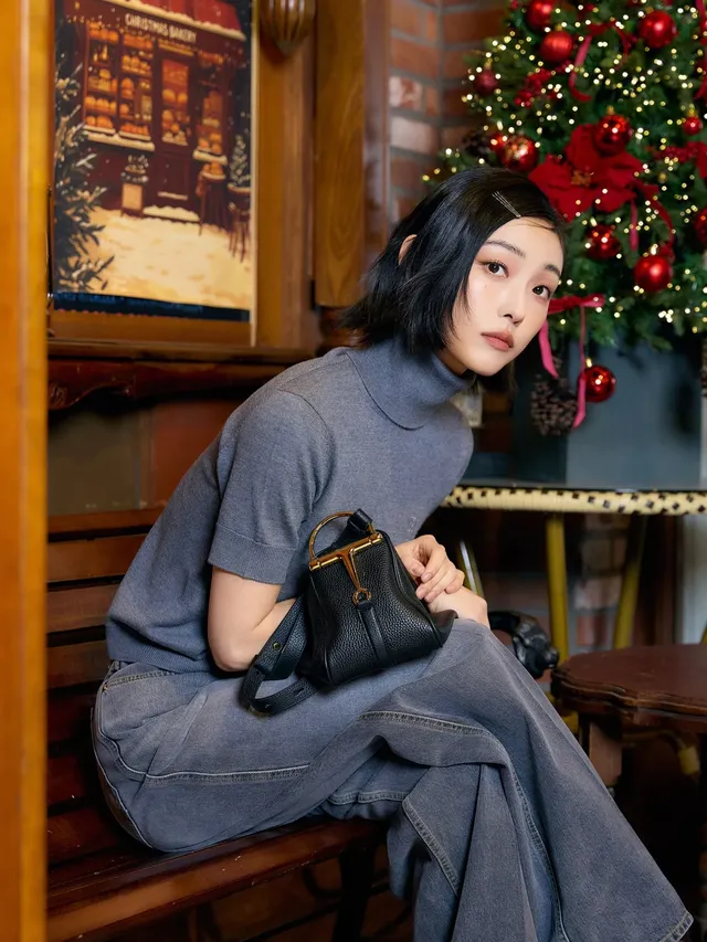 [캡션2] 크롭 재킷과 롱 스커트, 화이트 셔츠와 슬림 타이로 연출한 전소니의 모던하면서도 절제된 그레이 수트 룩. /사진=전소니 인스타그램