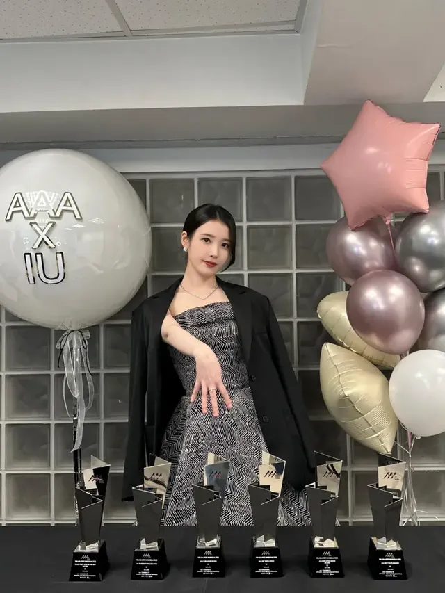 /사진=아이유, AAA 2025서 블랙 드레스로 ‘절제된 존재감’ 과시