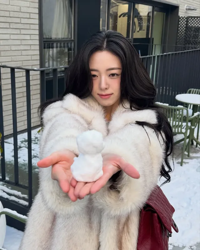 [캡션2] 풍성한 아이보리 퍼 코트와 블랙 터틀넥 크롭 니트, 연청 데님 팬츠로 완성된 유나의 미드윈터 스타일링. /사진=유나 인스타그램