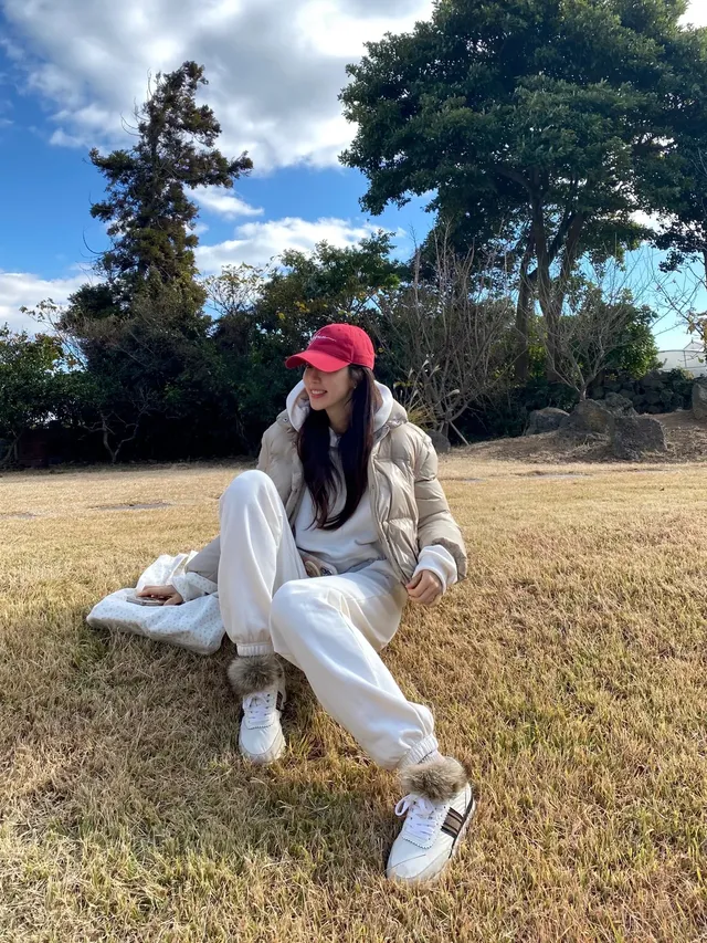 [캡션2] 포근한 크림색 스웨트셔츠와 숏패딩에 선명한 레드 볼캡을 매치해 경쾌한 포인트를 준 박한별의 상반신 모습. /사진=박한별 인스타그램