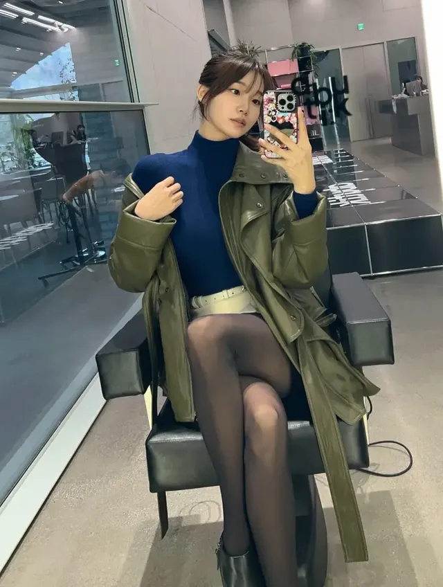 카메라를 응시하며 포즈를 취하는 오또맘의 자신감 넘치는 모습이다. /사진=오또맘 인스타그램[