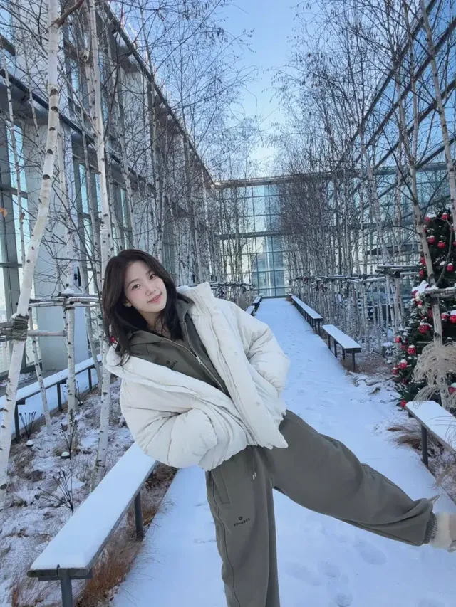 포근한 화이트 패딩과 카키 이너의 조화로 따뜻하면서도 세련된 겨울 스타일링을 연출한 카즈하의 모습. /사진=카즈하 인스타그램