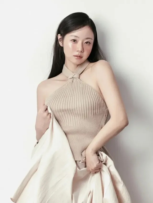 촘촘한 골지 니트가 쇄골 라인의 섬세한 음영을 부각시키며 이시원 특유의 고급스러운 매력을 더한다. /사진=이시원 인스타그램