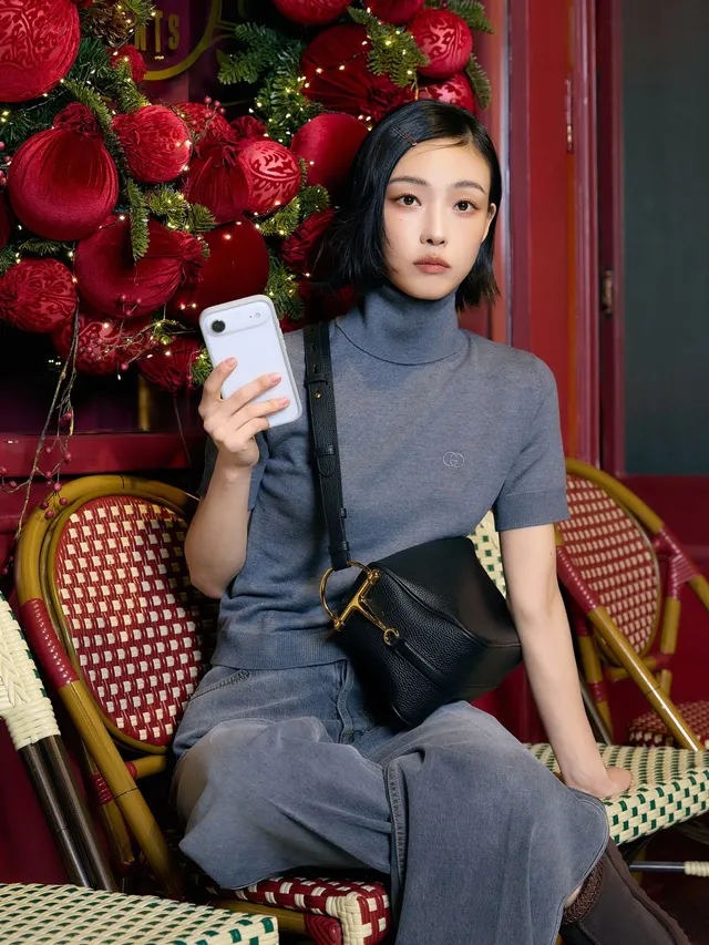 [캡션3] FC국대패밀리 깃발 앞에서 포즈를 취하며 '골때녀' 새 시즌에 대한 기대감을 표현하는 전소니. /사진=전소니 인스타그램