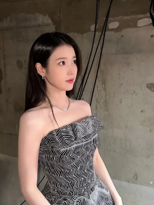 /사진=아이유, AAA 2025서 블랙 드레스로 ‘절제된 존재감’ 과시