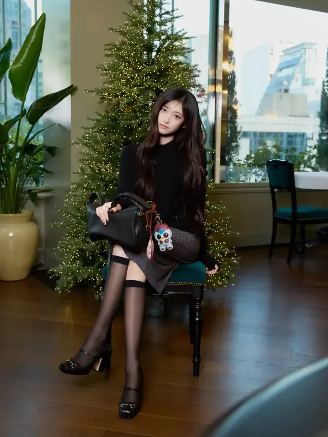 구찌 모노그램 스커트와 니 하이 삭스로 늘씬한 각선미를 강조하며 세련된 포즈를 취하고 있는 이서의 모습이다. /사진=이서 인스타그램 