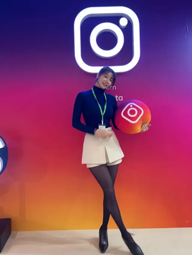 네이비 터틀넥과 아이보리 미니스커트로 완성한 오또맘의 세련된 윈터 셋업이다. /사진=오또맘 인스타그램