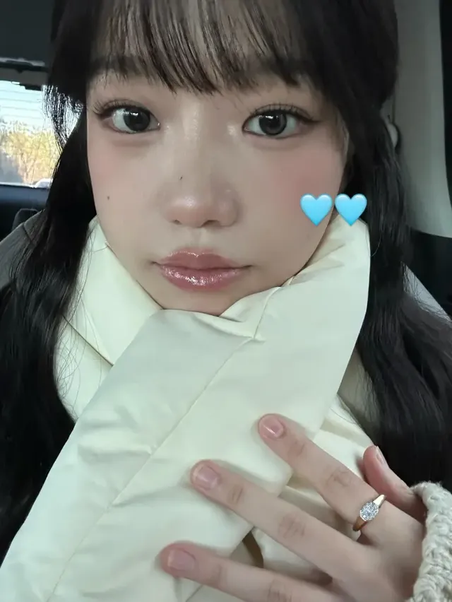 조유리가 따뜻한 햇살 아래 아이보리 패딩 머플러를 활용하여 포근한 겨울 감성의 셀피를 남기고 있다. /사진=조유리 인스타그램