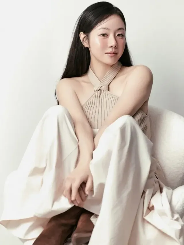 이시원이 니트 홀터넥으로 어깨와 목선 라인의 우아함을 드러내며 차분한 분위기를 연출하고 있다. /사진=이시원 인스타그램