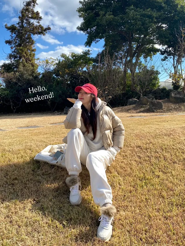 겨울 들판을 배경으로 크림빛 스웨트 셋업과 레드 볼캡으로 편안하면서도 스타일리시한 모습을 선보이는 박한별. /사진=박한별 인스타그램