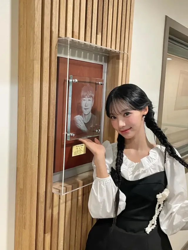 화이트 톤 공간에서 환한 미소로 포즈를 취하고 있는 리센느 원이의 모던 걸리시 룩. /사진=원이 인스타그램